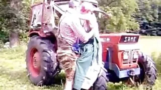 لڑکی خود کو ایک انڈین سیکسی ویڈیو dildo کے ساتھ مطمئن کرتی ہے اور اس کے بعد اس کا بوائے فرینڈ اس کے ساتھ شامل ہوتا ہے اور اسے مختلف پوز میں fucks