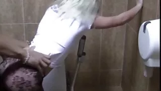 شیشے کے ساتھ لڑکی سوفی پر اس کے شاندار پریمی کی طرف سے ایک دوسرے کے ساتھ بھاڑ ویڈیو سیکسی میں جاؤ