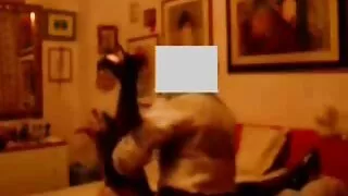 Brunette آہستہ آدمی کی مضبوط عضو تناسل نگل اور پی او وی ویڈیو سیکسی ویڈیو میں اس کے fucks