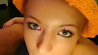 Brunette کے پچھواڑے مساج سیکسی میں آخر کی طرف سے سیاہ فام آدمی اور سفید دوست