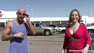 آدمی سیکس ویڈیو مووی گدا پر خوبصورتی کو مارتا ہے اور اسے انگلی کے ساتھ بلی میں fucks
