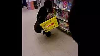 ایک نیلے رنگ کی قمیض میں ایک سرمئی بالوں والی آدمی بلی لڑکوں کا سیکسی ویڈیو میں ایک ایشیائی masseuse کے fucks