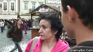 باتھ روم سیکسی ویڈیوز میں سیاہ جرابیں میں سنہرے بالوں والی ایک تیز orgasm ہے