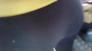 باس اسسٹنٹ سے سرمئی حریم شاہ سیکس لباس اتارتا ہے اور اس کی بلی dildoing
